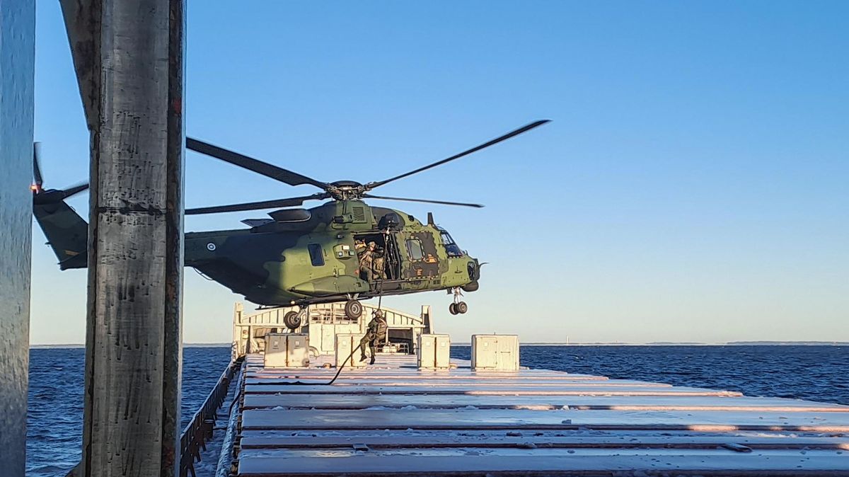 Finská policie zatkla dva členy posádky lodi kvůli poškození podmořského kabelu